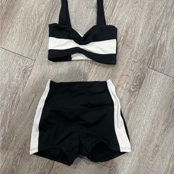 Girls Tiger Friday Black and White Set size large - Picture 1 of 2